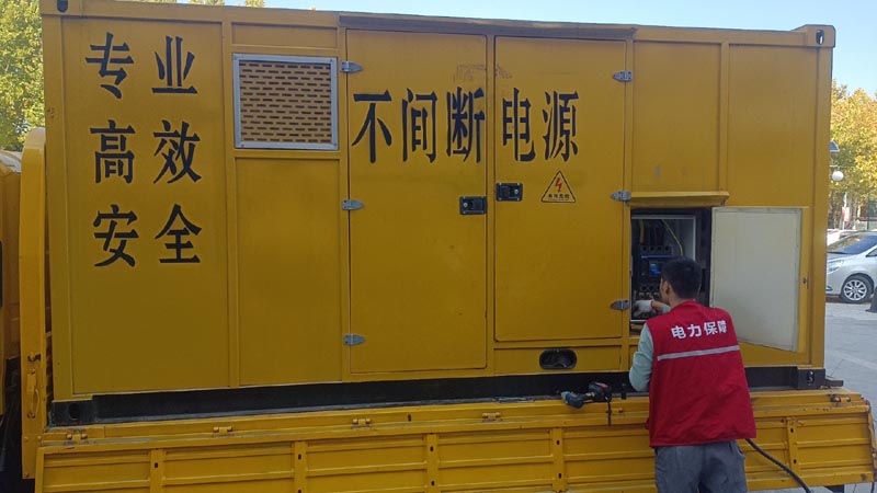 英德柴油发电机组和UPS电源配合使用时，如何避免切换过程中的电力中断？